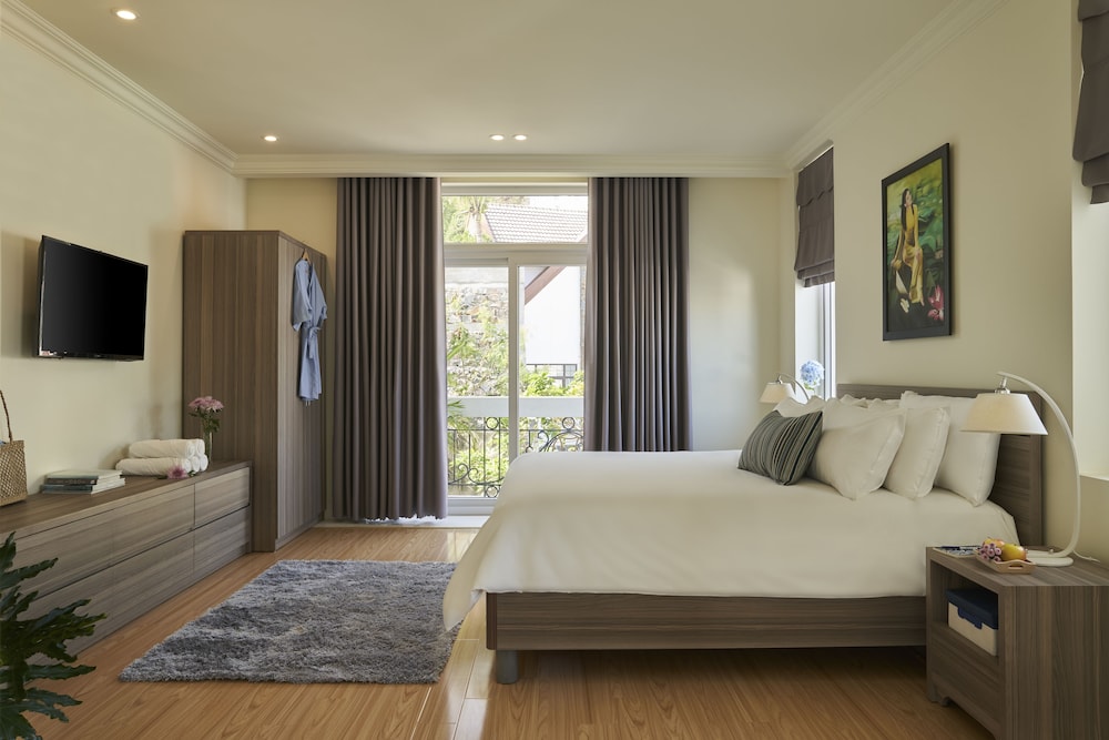2 BEDROOMS, ROYAL, SUITE, HILL VIEW