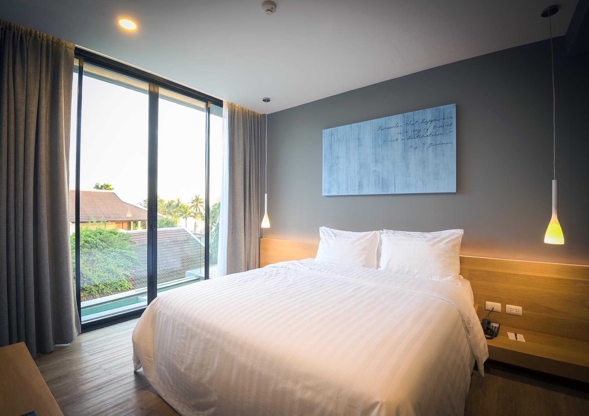 Room, King Bed, Pool Access