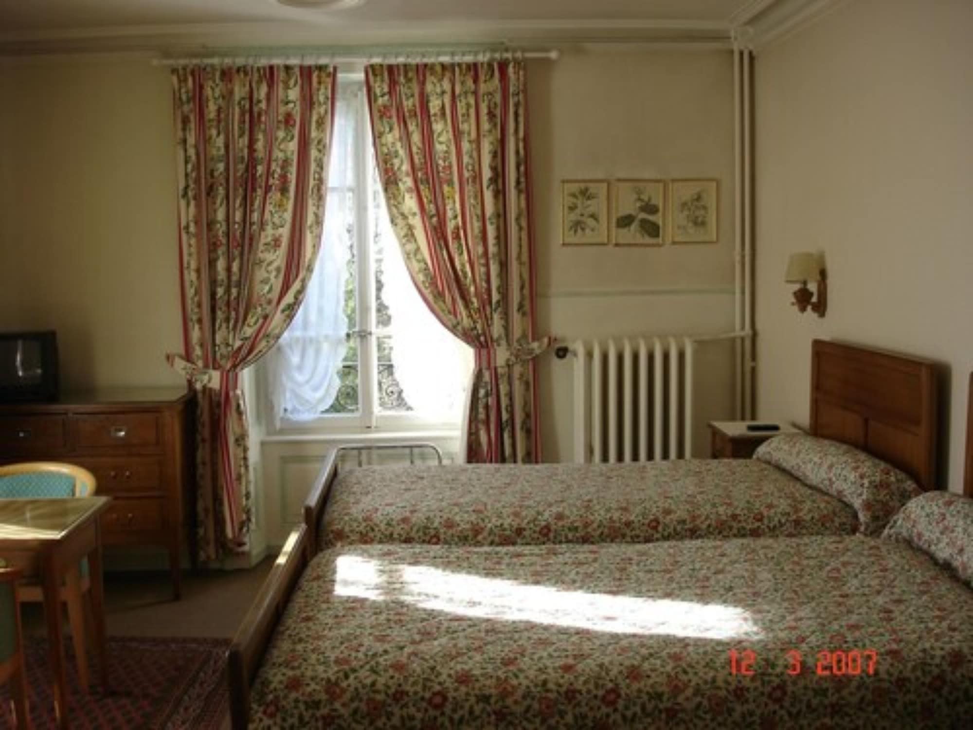 ROOM, TWIN BEDS