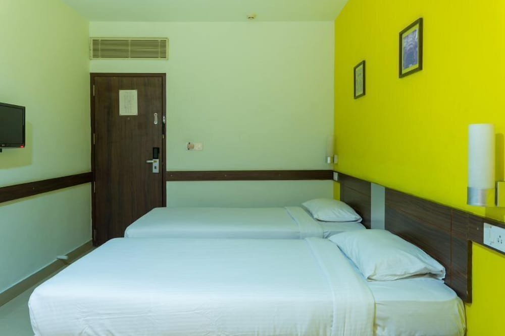 ROOM, TWIN BEDS