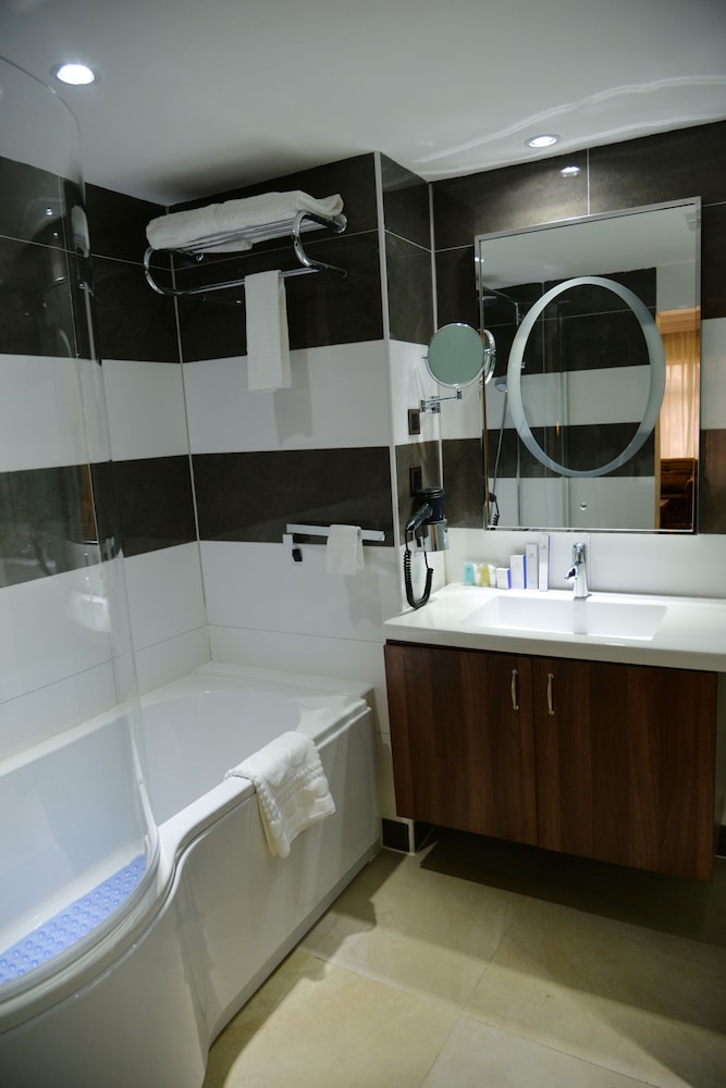 Grand Pela Hotel and Suites 42/44