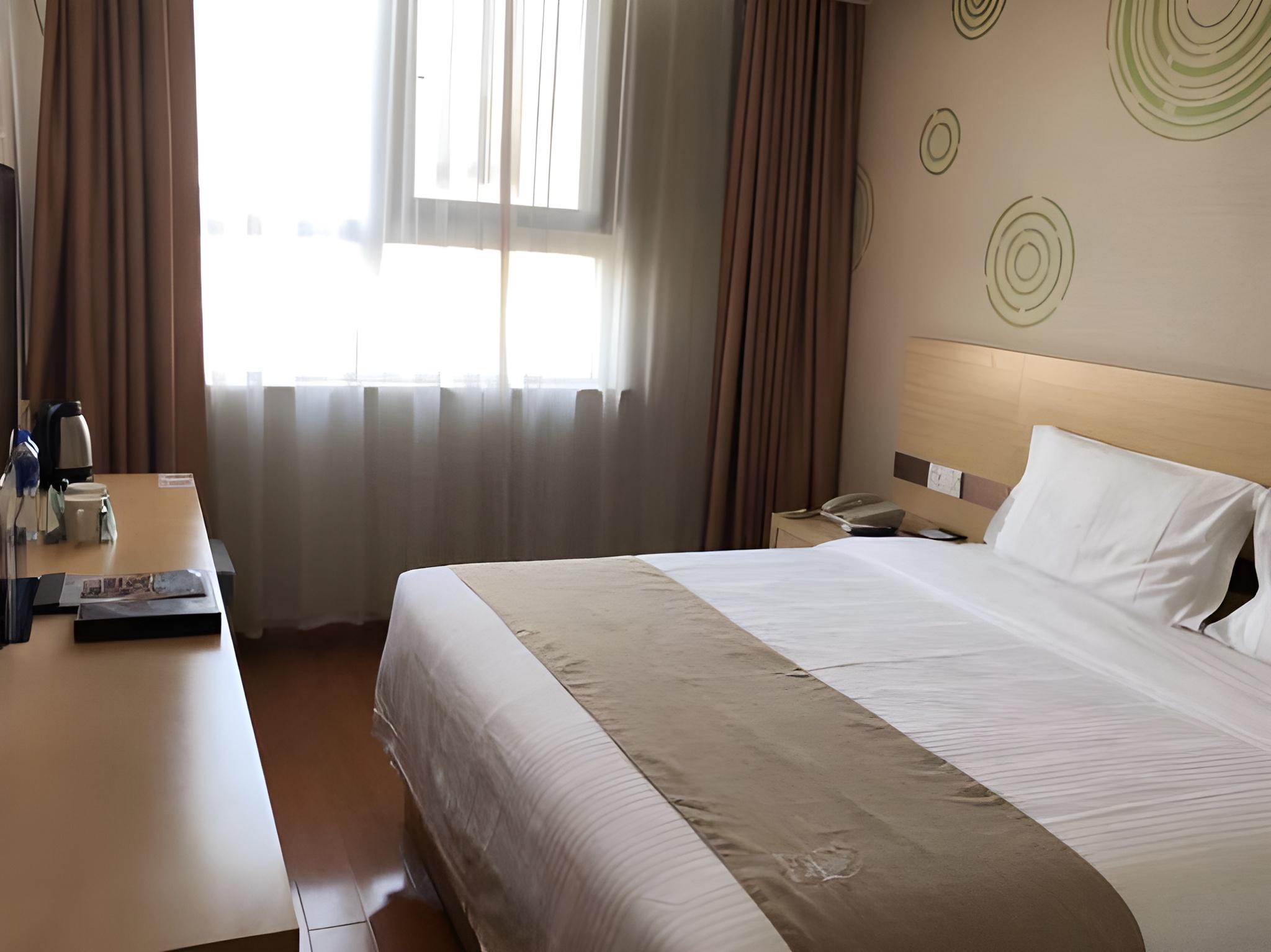 ROOM, DOUBLE BED