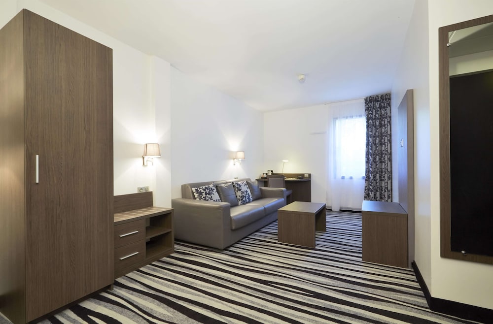 Hotel Kyriad Saint Quentin En Yvelines - Montigny 36/58