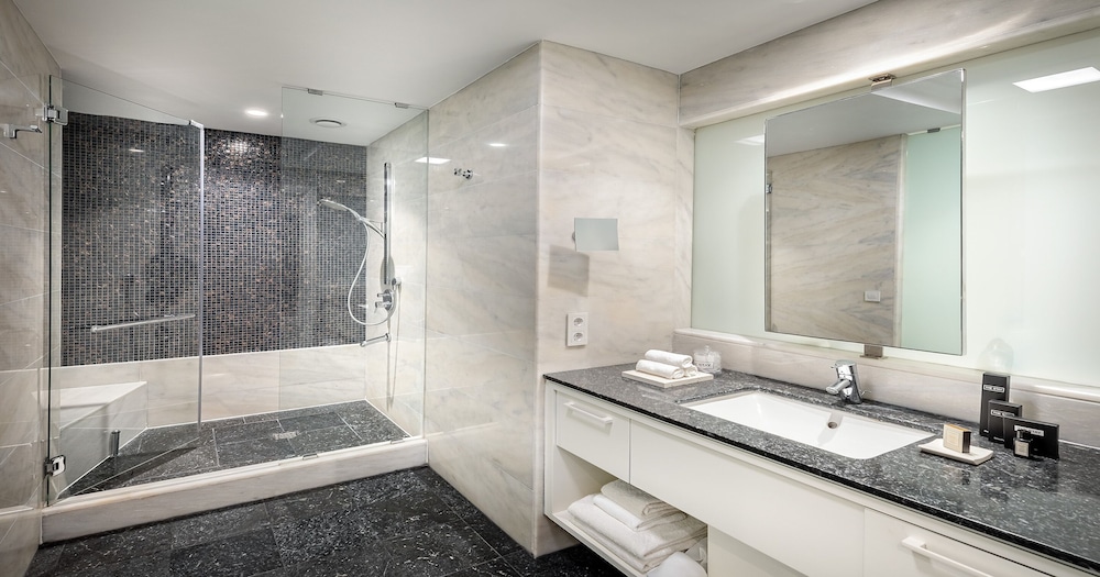 Atrium, Superior, King Bed, The Stay Boulevard Nisantasi 3/3