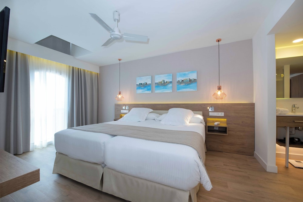Gold, Suite, Queen Bed, 2 Sofa, Balcony