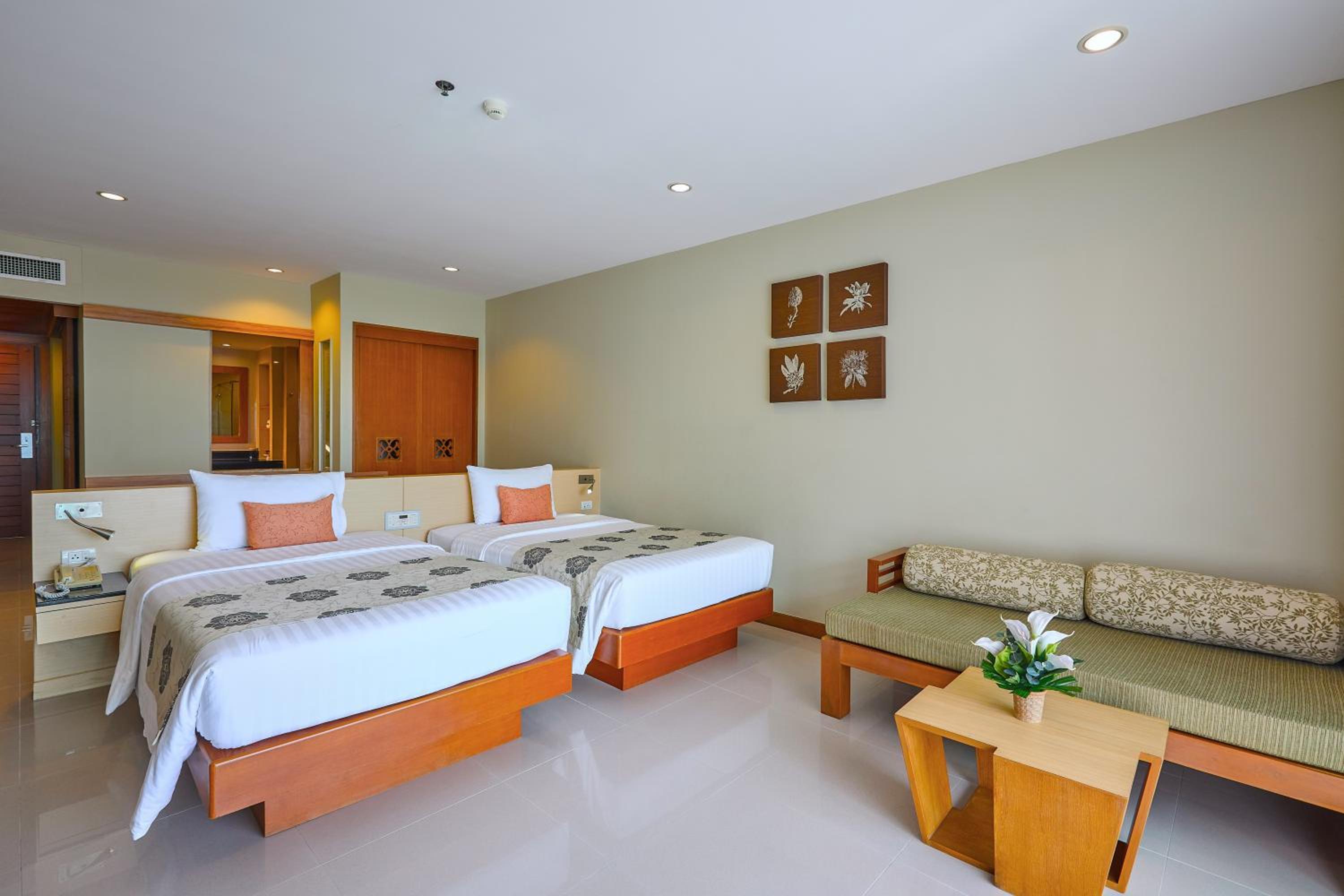 Deluxe, Twin Beds, Pool Side