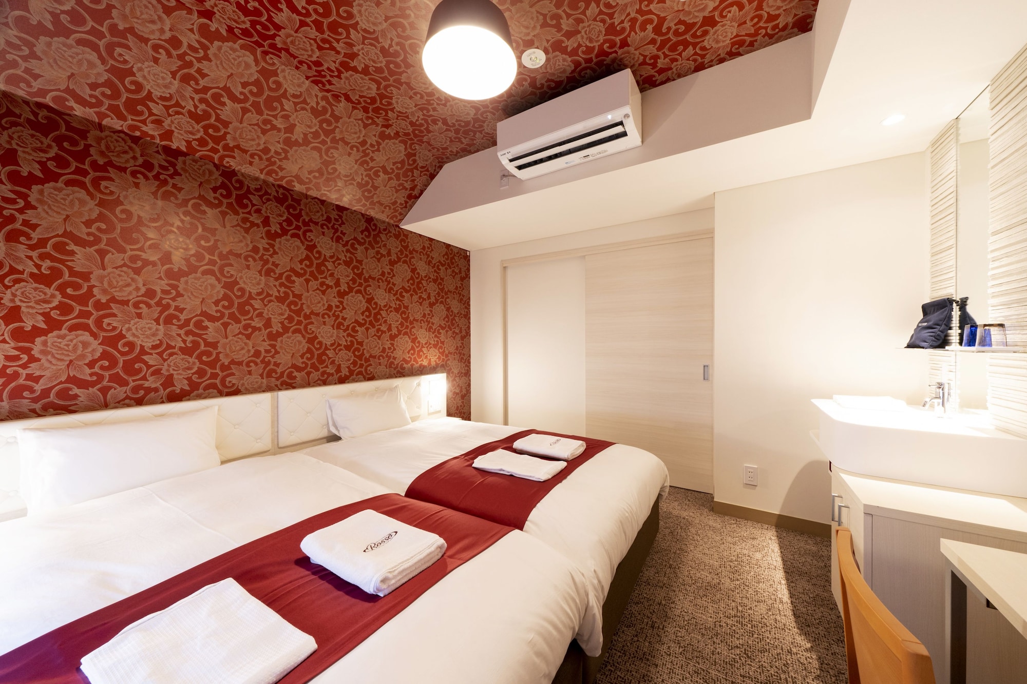 HOLLYWOOD, TWIN BEDS