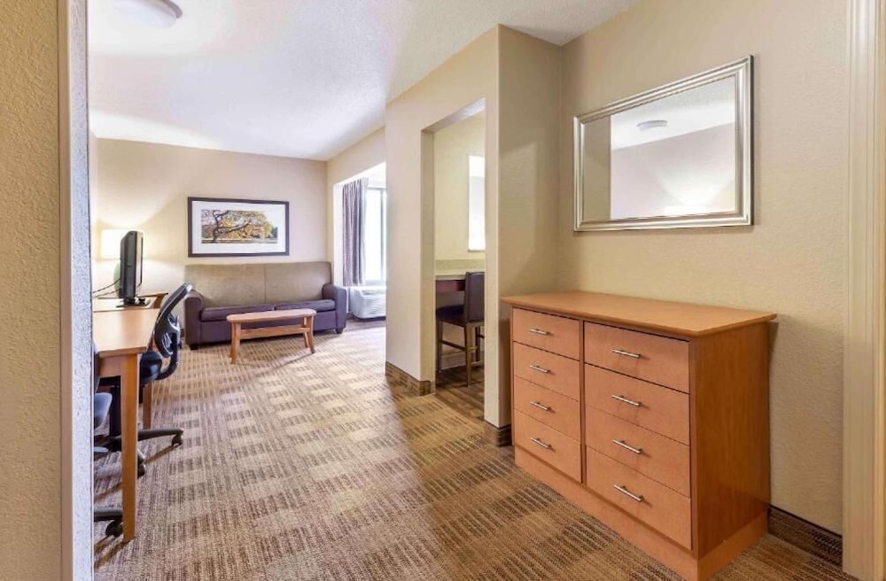 Suburban Studios Cary - RDU Airport 21/31