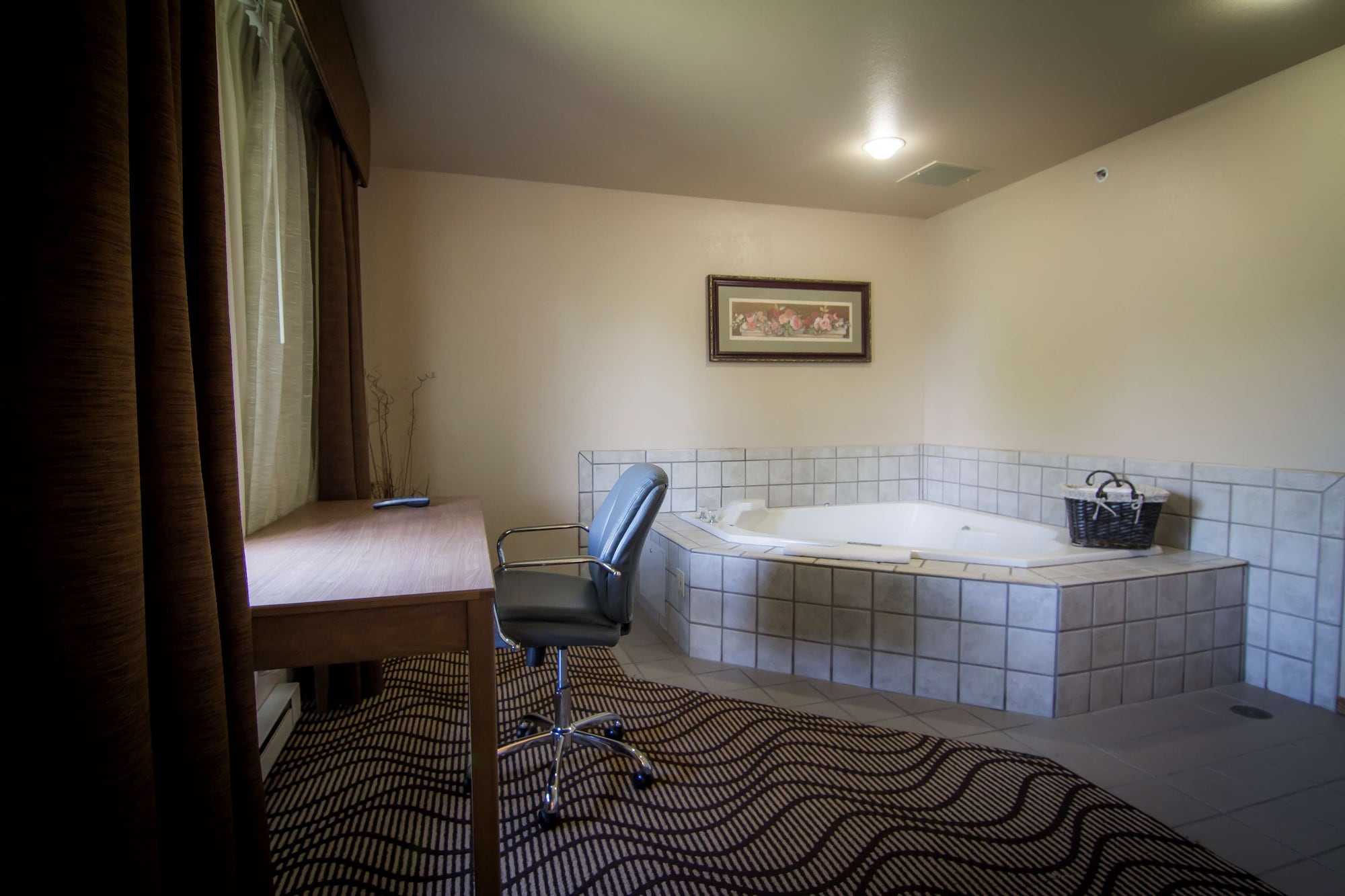 غرفة قياسية بسرير كينج بحوض جاكوزي، Best Western Plus Riverfront Hotel And Suites 4/10