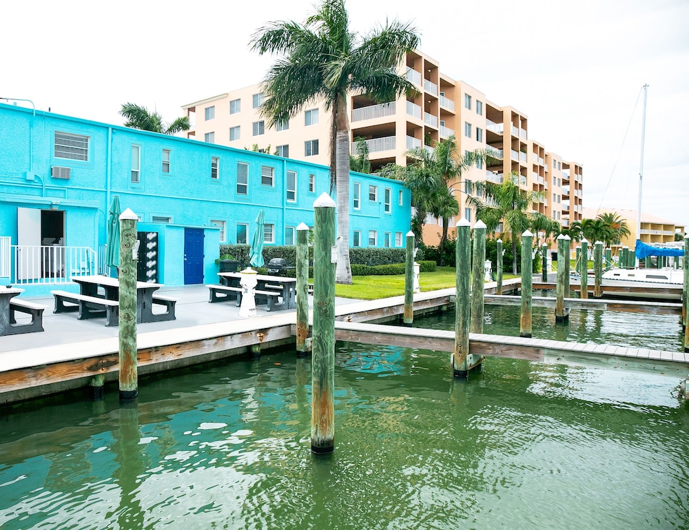 The Bayside Inn Marina 63/68