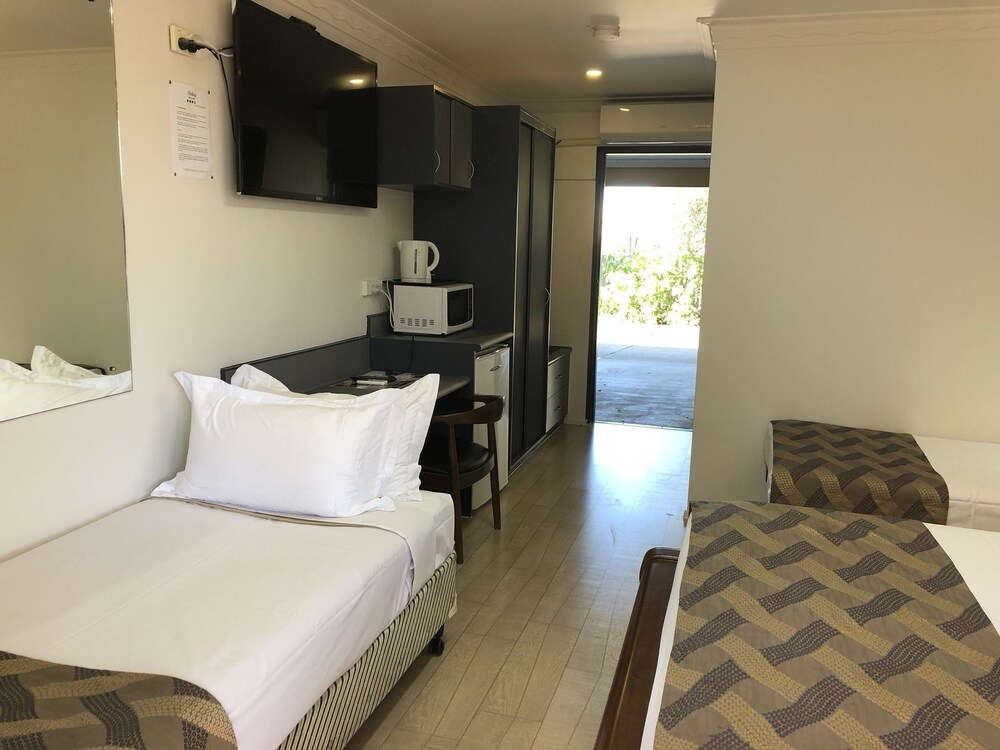 Oxley Motor Inn 13/43
