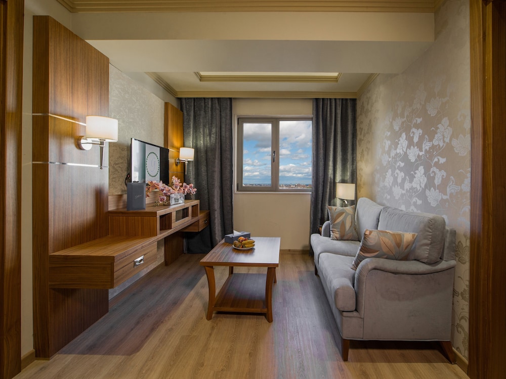 Gems Hotel 46/74