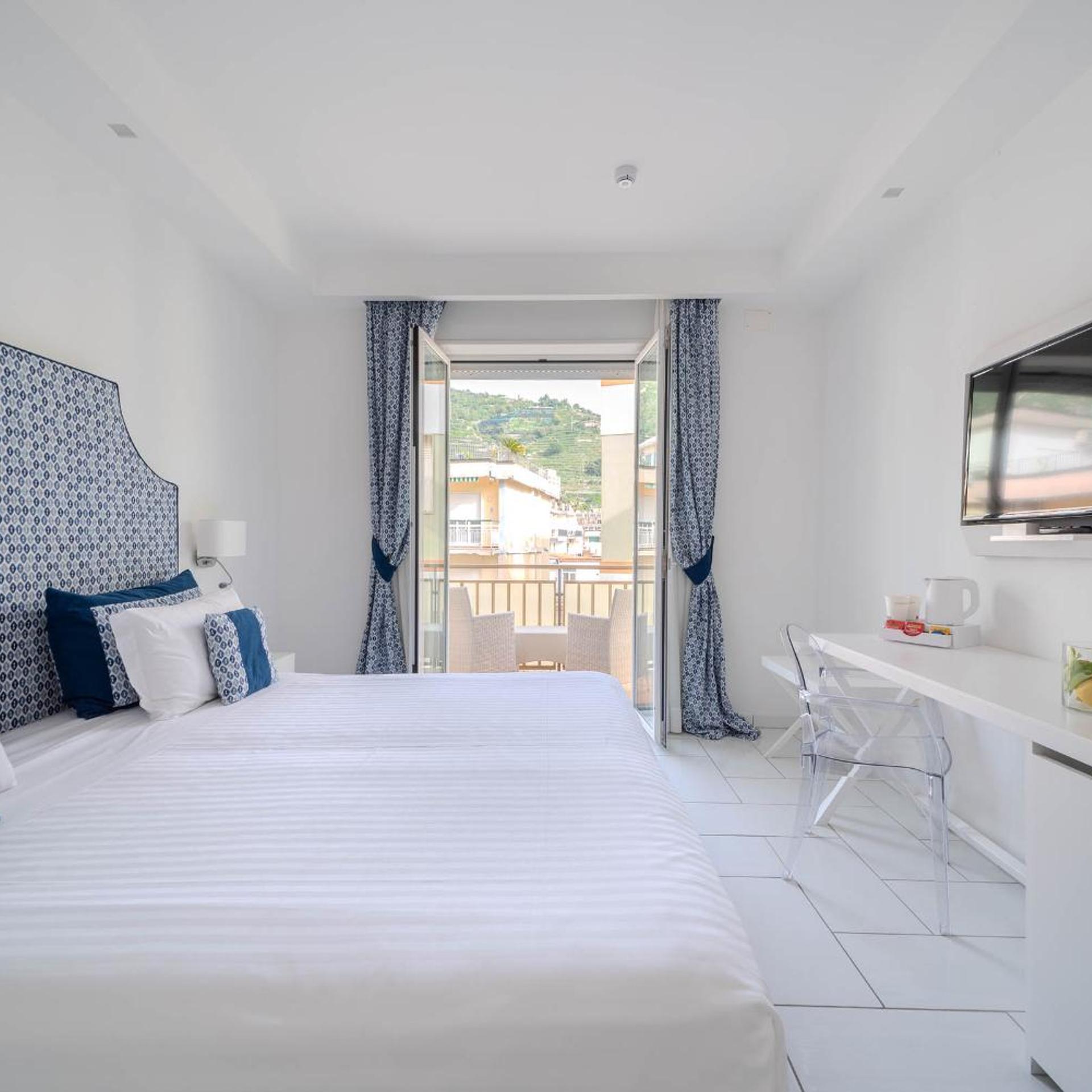 Executive, Double Bed, Lateral Side Sea View, Balcony