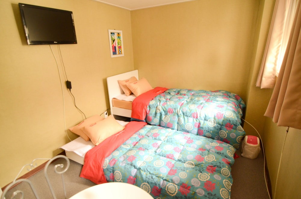 ROOM, TWIN BEDS