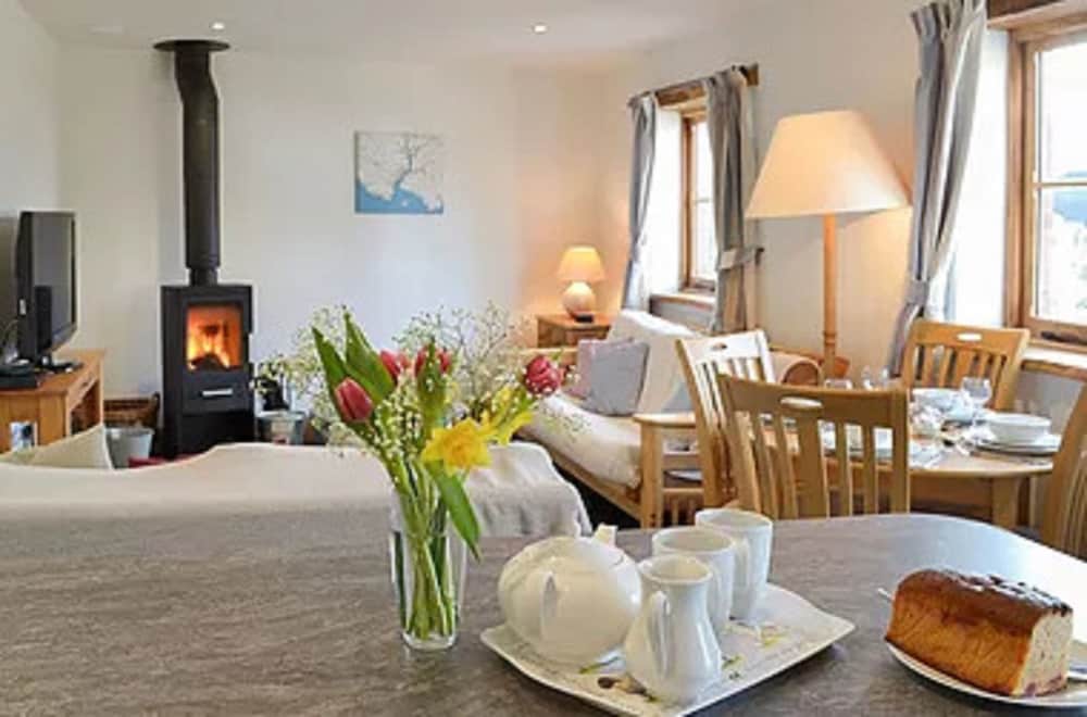 Burton Farmhouse 14/21