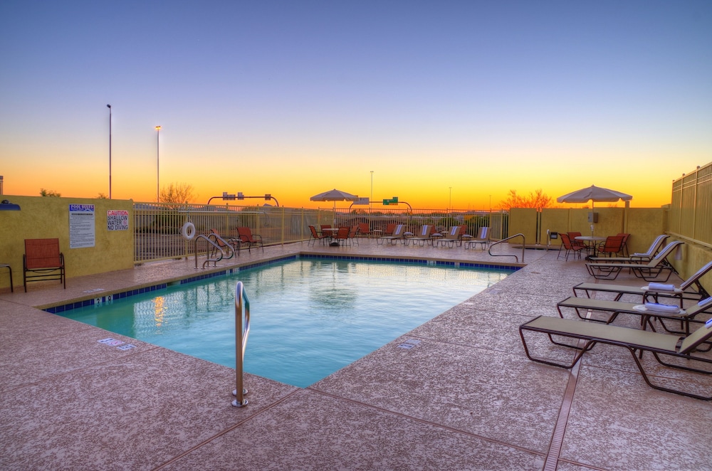 Holiday Inn Express Hotel & Suites Phoenix North Scottsdale 37/58