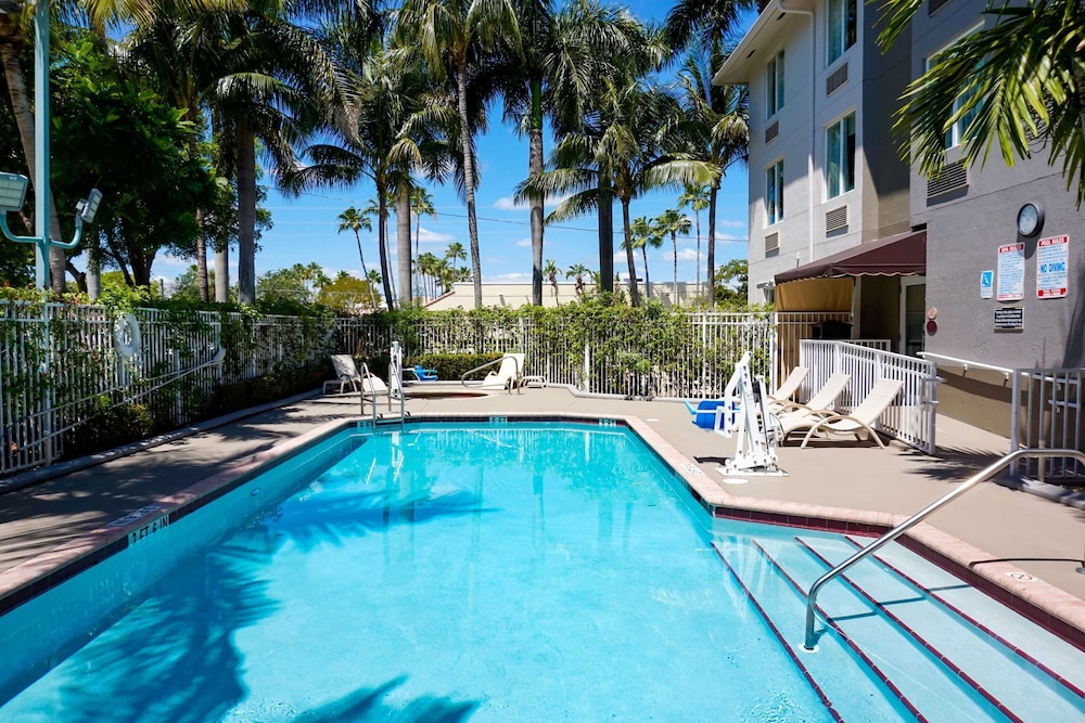 Holiday Inn Express & Suites Dania Beach - Airport Area 22/41