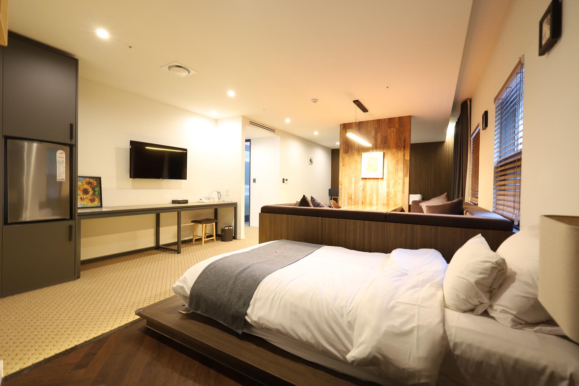 Suite, Twin Beds, 1 Queen and 1 Single Bed
