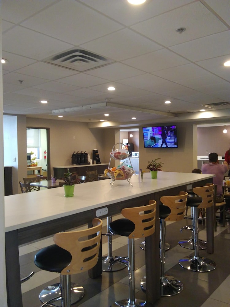 La Quinta Inn and Suites by Wyndham Jamestown 41/46