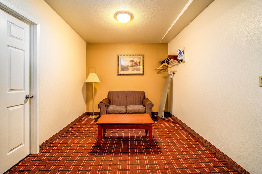 Regency Inn Suites Downey 27/40