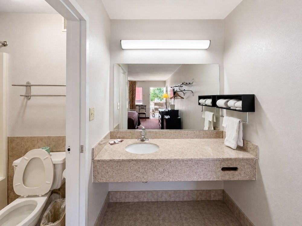 Regency Inn 47/49