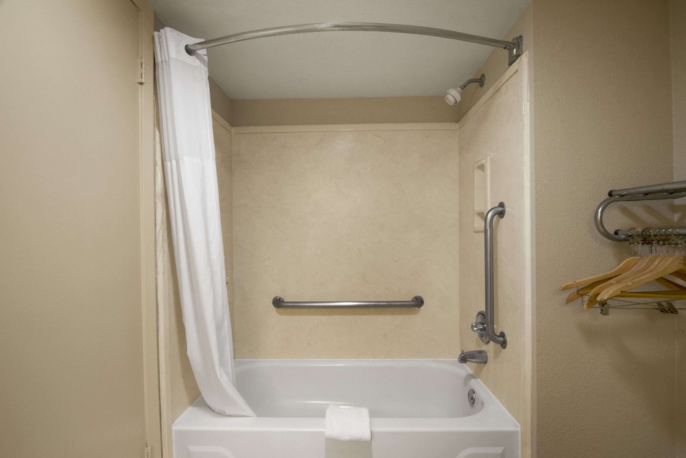 Days Inn by Wyndham Southaven MS 23/23