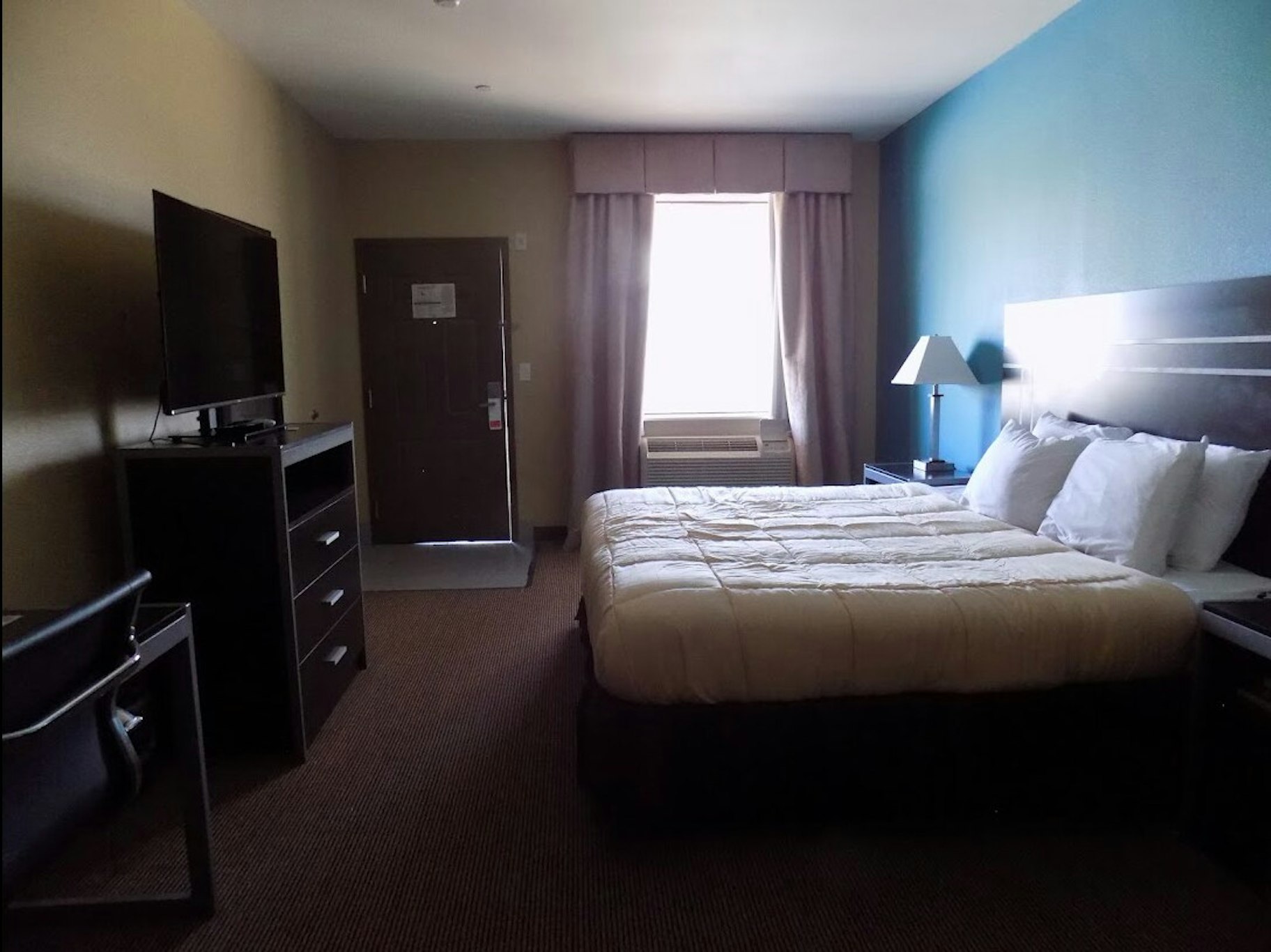 King Bed with Kitchenette Non-Smoking