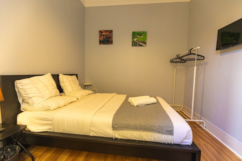 ROOM, DOUBLE BED, SHARED BATHROOM