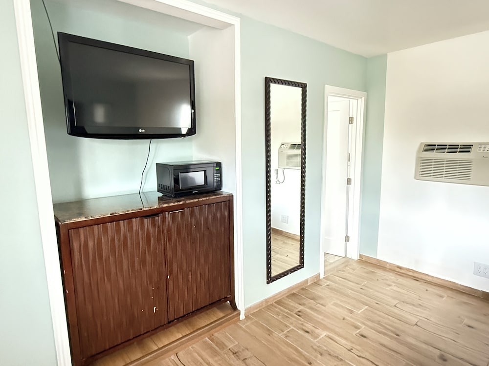Bayshore Inn 4/44