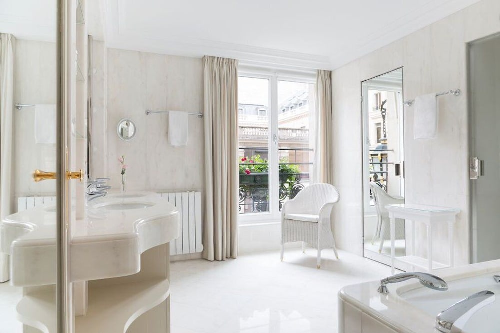 Junior Suite, King Bed, Corner, Le Bristol Paris 9/9