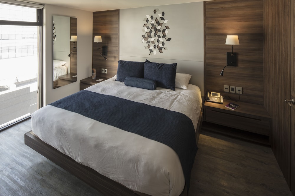BUSINESS, LOFT, QUEEN BED, CITY VIEW, BALCONY