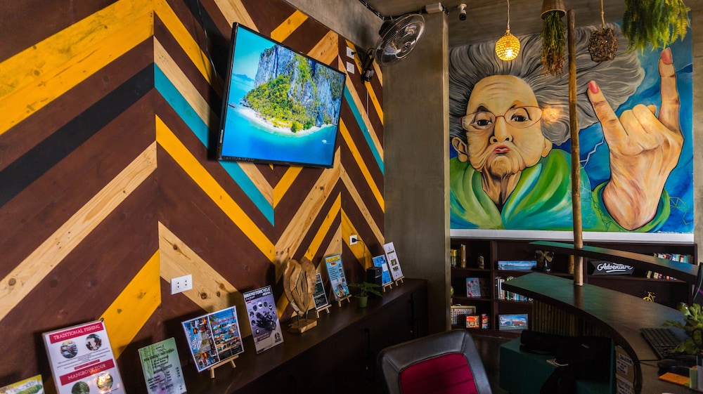 Happiness Hostel 50/50