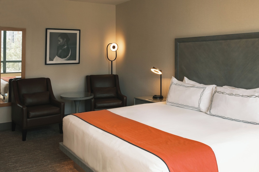 EXECUTIVE, QUEEN BED, JETTED TUB