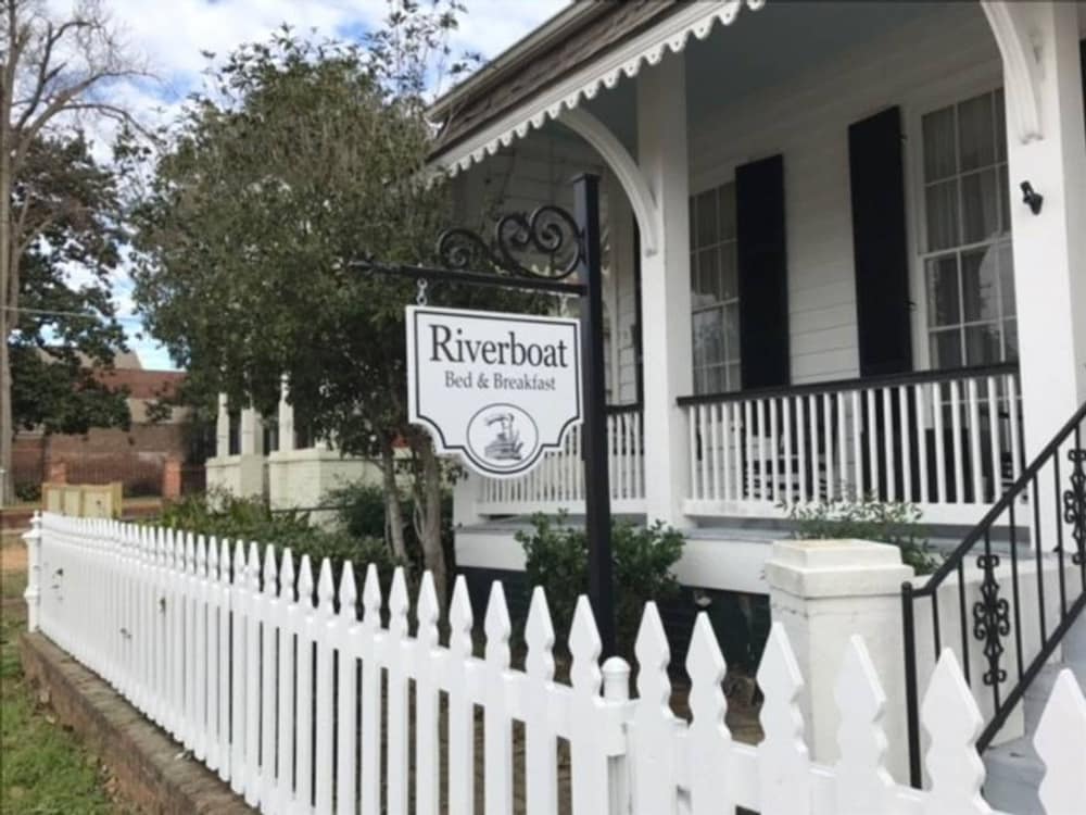 Riverboat Bed & Breakfast 1/43