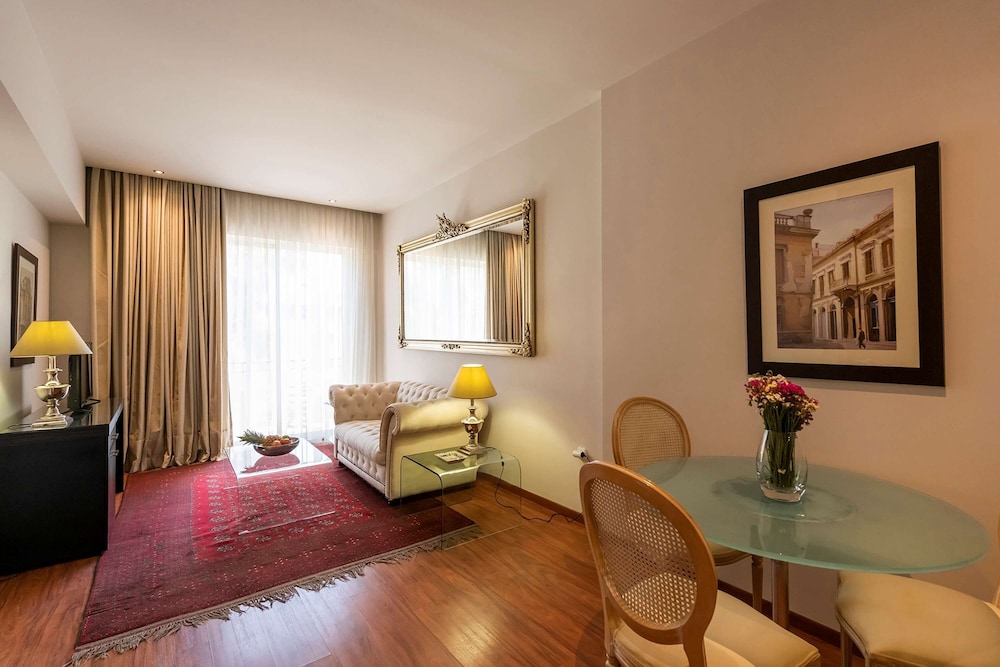 Best Western Plus Embassy Hotel 32/48
