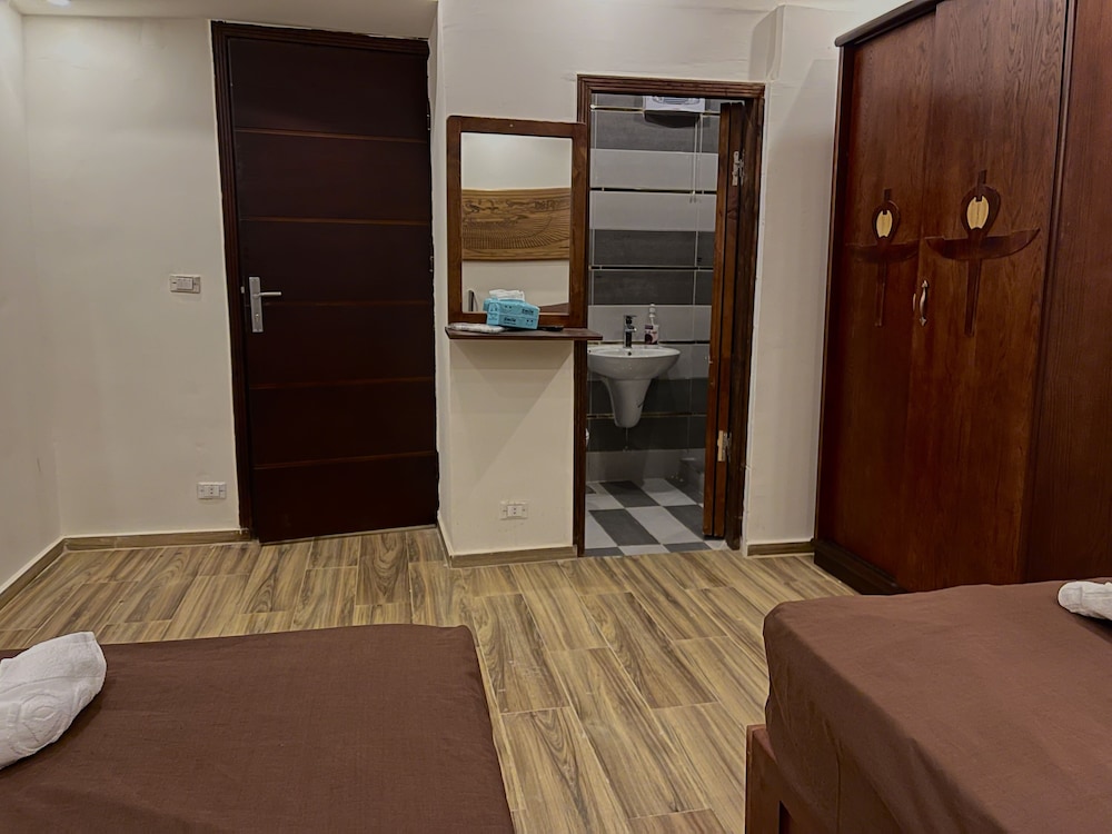 Sahara Pyramids Inn 24/50