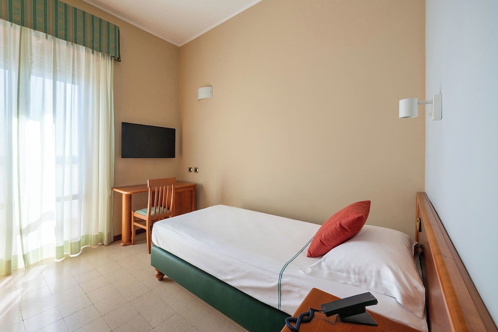 ROOM, SINGLE