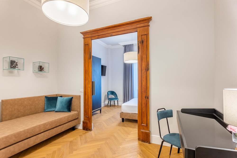 3110 Arthotel 13/18
