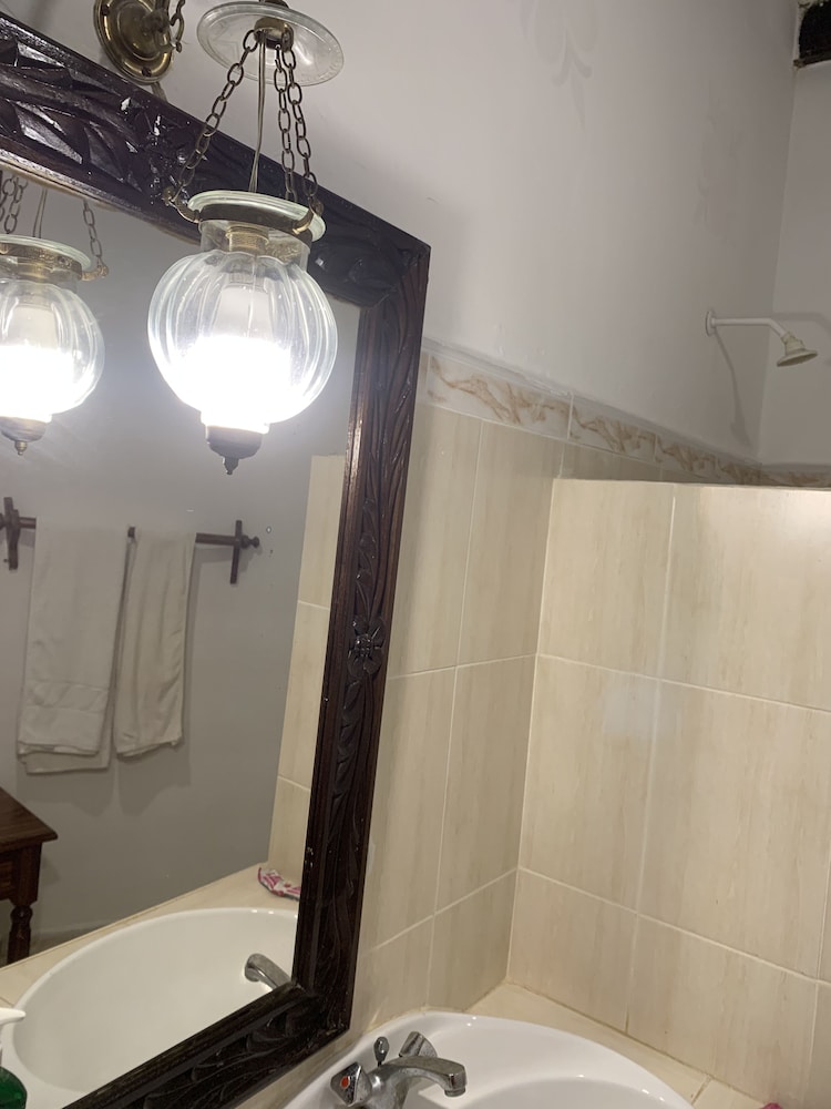 Kenyan House Boutique Hotel 32/36