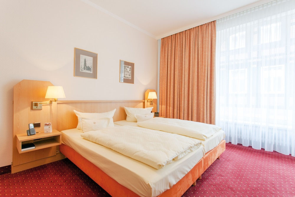 ROOM, DOUBLE BED