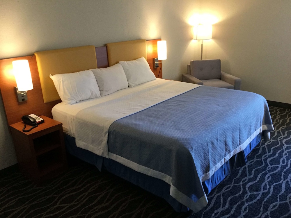 Days Inn & Suites By Wyndham Cincinnati North 9/32