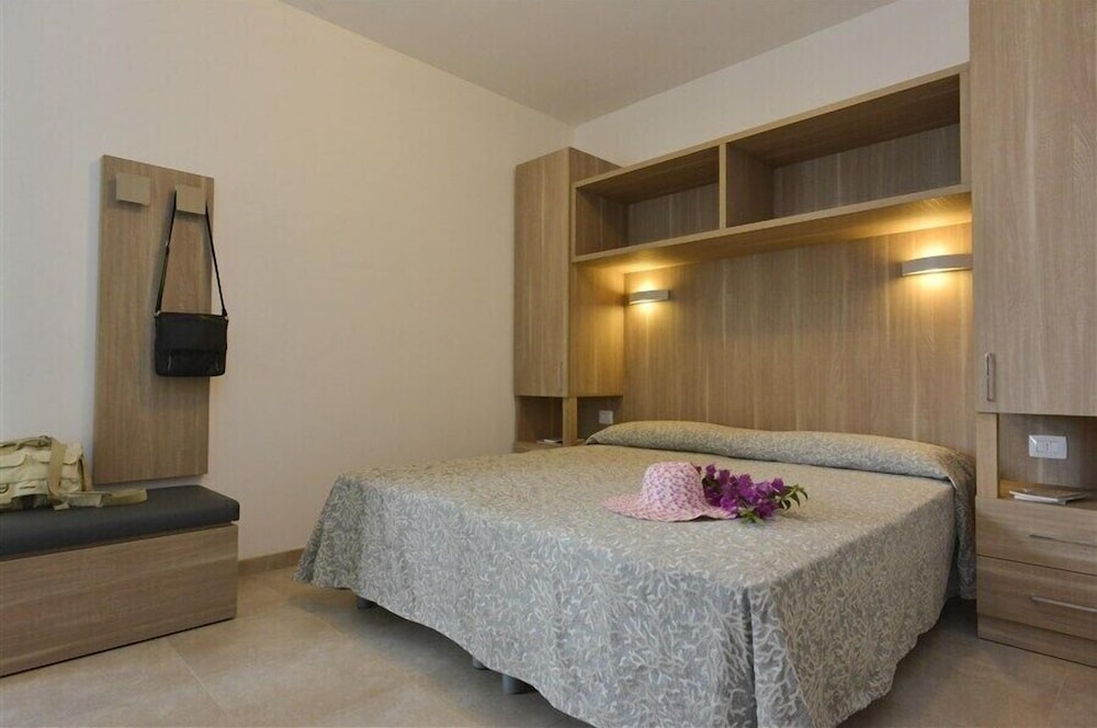 ROOM, DOUBLE BED