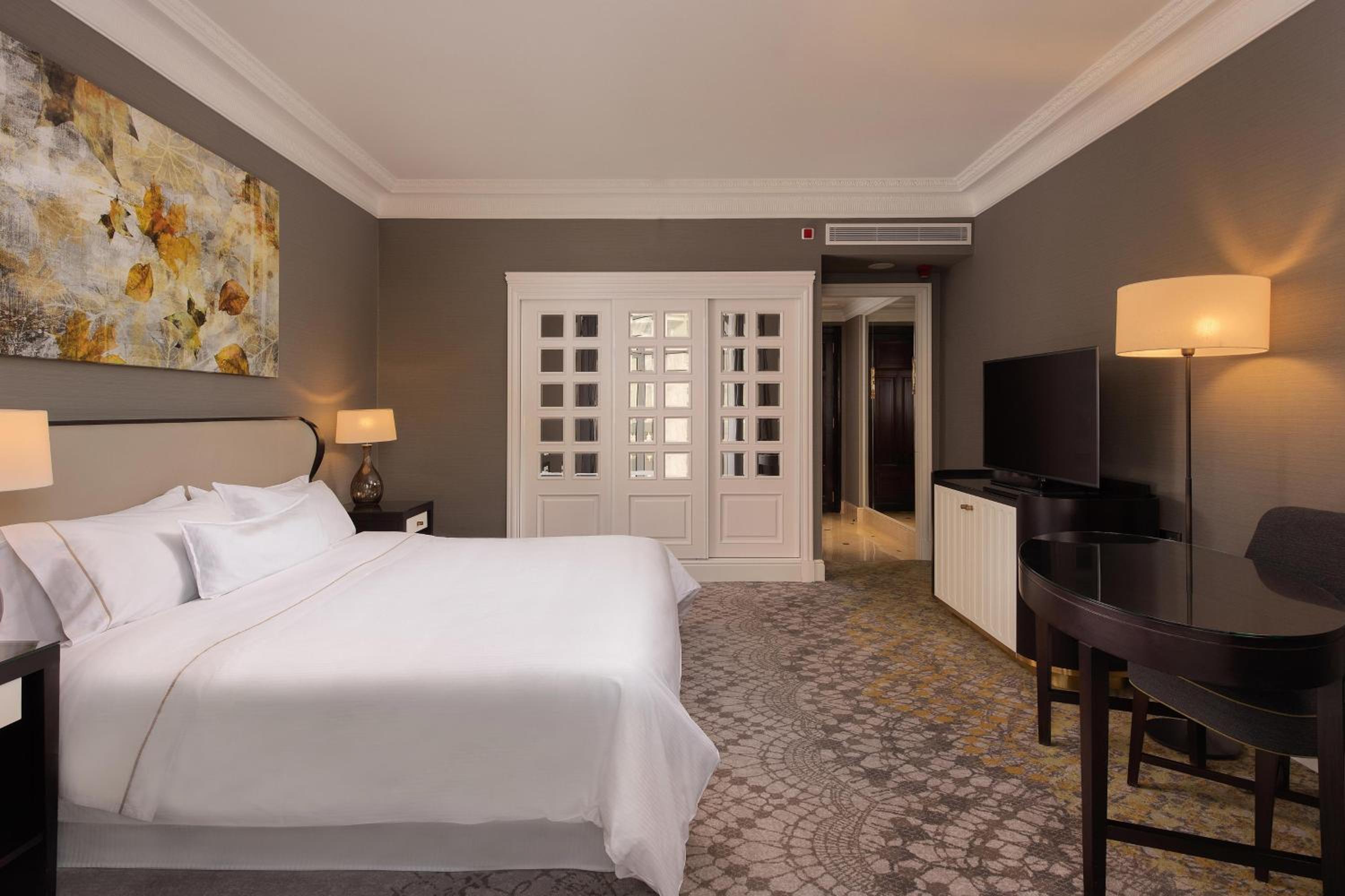 Guest Room, Premium, King Bed, Street View