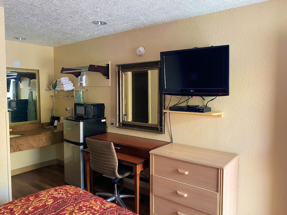 Economy Lodge by Hotel O Texas City 35/42
