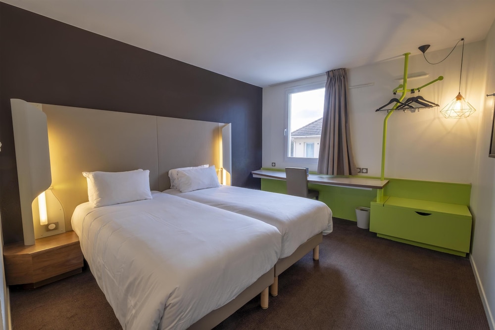 غرفة قياسية بثلاثة أسرّة، Hotel Restaurant Campanile Roissy Le Mesnil-Amelot 8/10