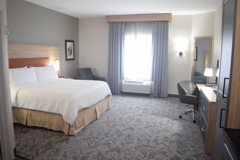 1 BEDROOM, SUITE, LIVING AREA