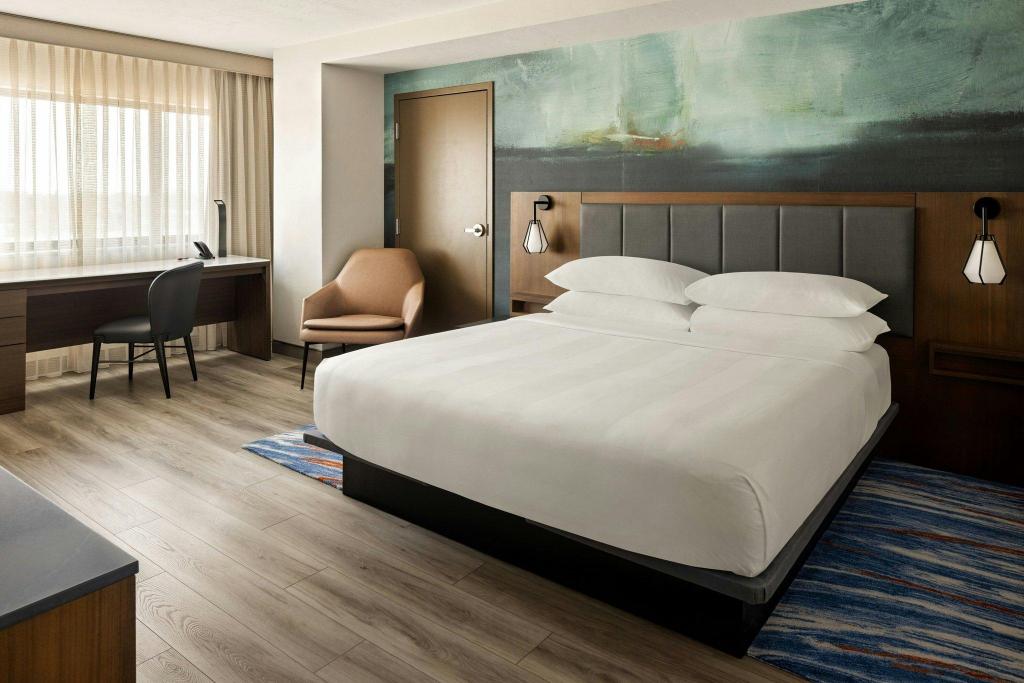 Executive, Studio, Suite, King Bed, Water View, Sofa