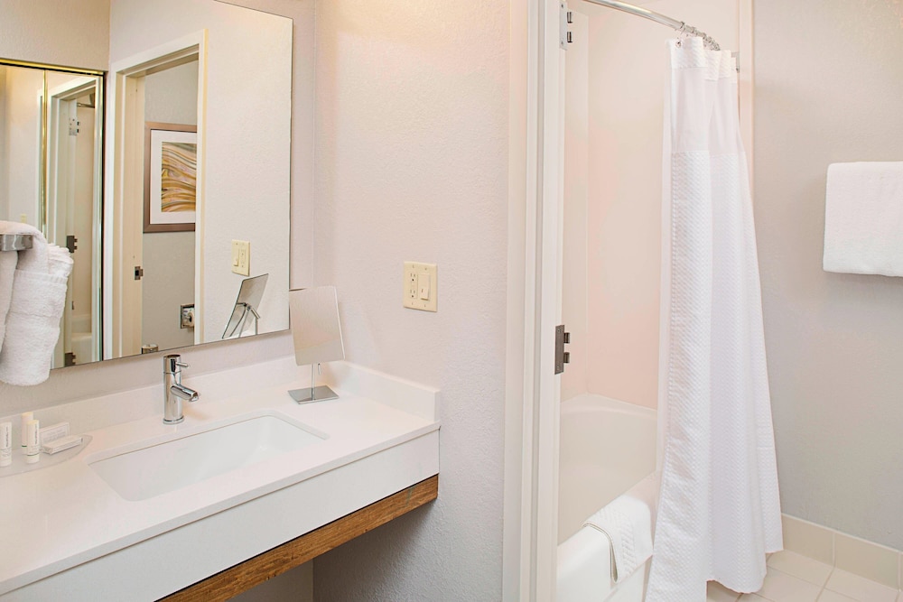 1 BEDROOM, SUITE