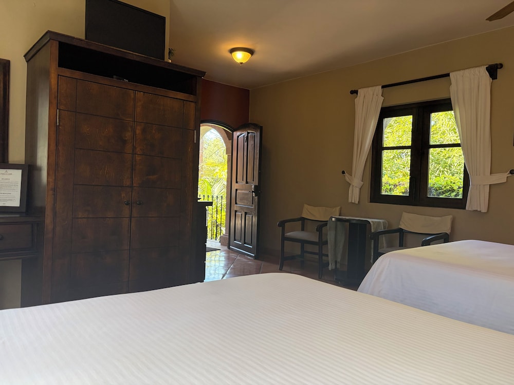 Suite, King Bed, Balcony or Terrace, Kitchenette, High Floor، Posada Del Cortes Hotel 5/9