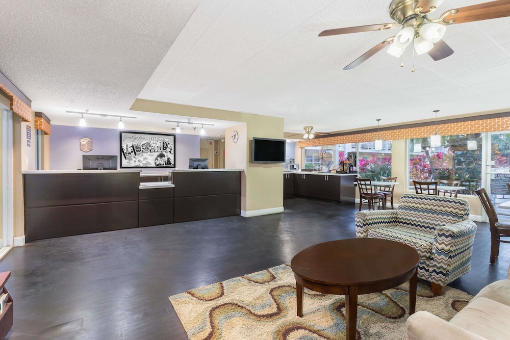 Super 8 by Wyndham Ellenton Bradenton Area 10/29